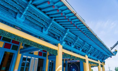 Karakol, Kırgızistan - 4 Ekim 2025: Karmaşık oymalar ve renkli iç ayrıntılara sahip tarihi ahşap cami.