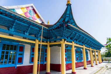 Karakol, Kırgızistan - 4 Ekim 2025: Karmaşık oymalar ve renkli iç ayrıntılara sahip tarihi ahşap cami.