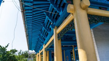 Karakol, Kırgızistan - 4 Ekim 2025: Karmaşık oymalar ve renkli iç ayrıntılara sahip tarihi ahşap cami.