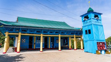 Karakol, Kırgızistan - 4 Ekim 2025: Karmaşık oymalar ve renkli iç ayrıntılara sahip tarihi ahşap cami.