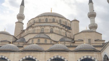 Açıklama: Bişkek, Kırgızistan: 4 Ekim 2025: Beyaz kubbeleri, minareleri ve karmaşık İslami mimarisi olan Görkemli Merkez Cami.