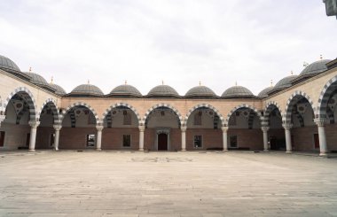Açıklama: Bişkek, Kırgızistan: 4 Ekim 2025: Beyaz kubbeleri, minareleri ve karmaşık İslami mimarisi olan Görkemli Merkez Cami.
