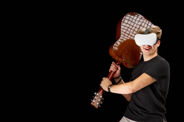 Άνθρωπος Δράση Παίζει Κιθάρα Παιχνίδι Εικονική Πραγματικότητα Κράνος Γυαλιά Εικονικής — Φωτογραφία Αρχείου