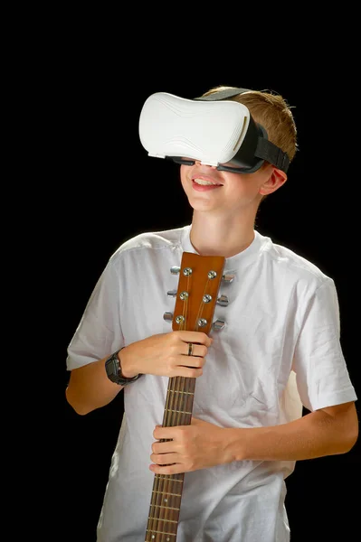 Ação Adolescente Menino Jogando Jogo Guitarra Capacete Realidade Virtual Óculos — Fotografia de Stock