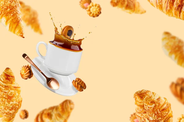 Friss Sült Reggeli Croissant Sajtos Pelyhekkel Egy Csésze Forró Kávéval — Stock Fotó