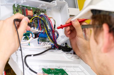 Gaz kazanının bakım ve onarımı, kurulum ve onarım. Teknisyen sıcak su ve ısıtma için gaz kazanına bakıyor. ısıtma hizmeti kavramı