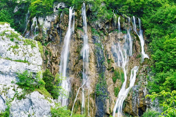 プリトヴィツェ湖の滝 山の湖と緑の公園で滝 クロアチアだ 美しい国立公園の風景 — ストック写真