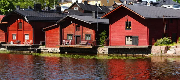 Porvoo Nehrinde Güzel Yansımaları Olan Red Harbor Depoları Skandinav Tarzında — Stok fotoğraf