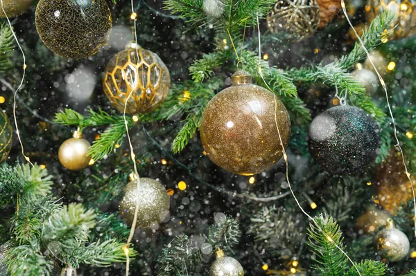 クリスマスツリーの背景 クロースアップ背景として装飾と美しいクリスマスツリー ツリー上のクリスマスの装飾 はがきの背景 — ストック写真