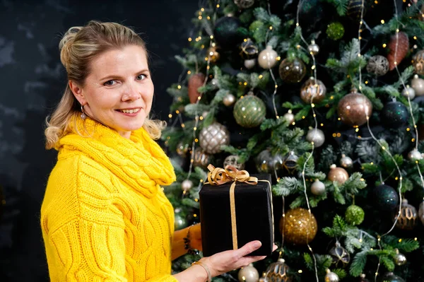 Belle Femme Blonde Tenant Une Boîte Avec Cadeau Noël Main — Photo