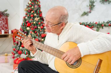 Babam Noel 'de gitar çalardı. 60 'lı yaşlarda gitar çalan mutlu bir adam. Mutlu noeller..