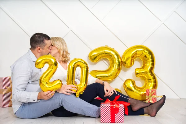 年轻夫妇有浪漫的约会在圣诞节前夕与2023金箔充气气球 圣诞及2023年新年假期概念 — 图库照片