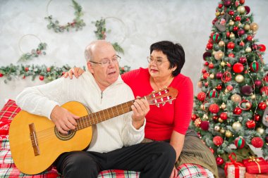 Babam Noel 'de gitar çalardı. 60 'lı yaşlarda gitar çalan mutlu bir adam. Mutlu noeller..