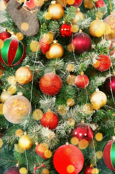クリスマスツリーの背景 クロースアップ背景として装飾と美しいクリスマスツリー ツリー上のクリスマスの装飾 はがきの背景 — ストック写真