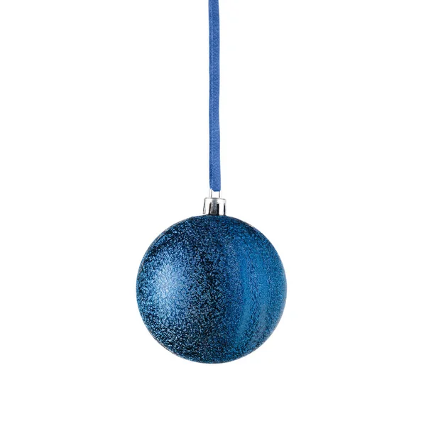 Bola Natal Azul Pendurado Isolado Fundo Branco Enfeites Árvore Natal — Fotografia de Stock