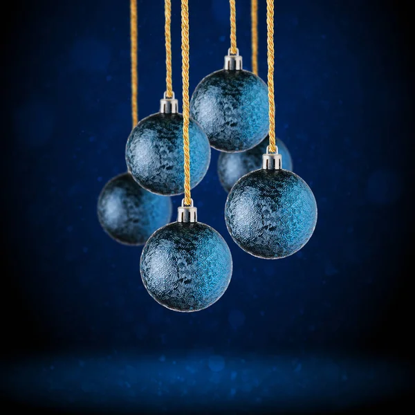 Mavi Noel Ağacı Süsleri Fotokopi Alanından Sarkan Soyut Koyu Mavi — Stok fotoğraf