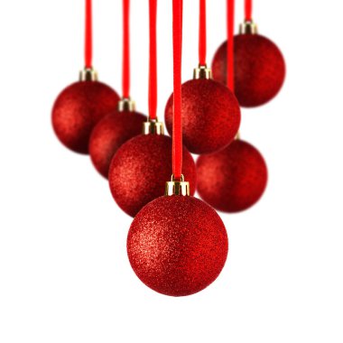 Beyaz arka planda asılı bir takım Kırmızı Noel süsleri. Beyaz üzerine izole edilmiş cam veya plastikten yapılmış Noel ağacı süslemeleri.