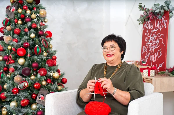 Une Joyeuse Femme Ans Tricote Une Chaussette Près Sapin Noël — Photo