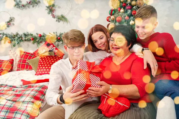 Mãe Com Três Filhos Desempacota Presente Natal Maravilha Natal Natal — Fotografia de Stock