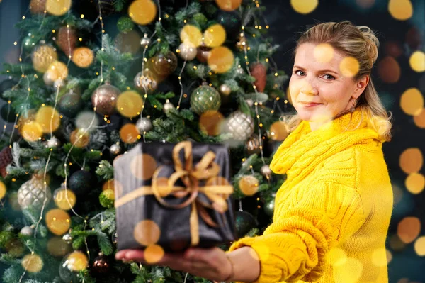 Belle Femme Blonde Tenant Une Boîte Avec Cadeau Noël Main — Photo