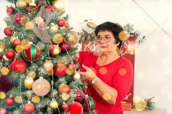Kobieta Dekorowanie Piękne Choinki Ozdobami Domu Zbliżenie Święta Bożego Narodzenia — Zdjęcie stockowe