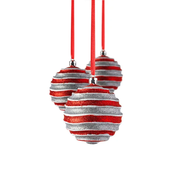 白い背景に吊るされた赤いクリスマスの装飾品のセット 白に隔離されたガラス又はプラスチック製のクリスマスツリーの装飾の構成 — ストック写真