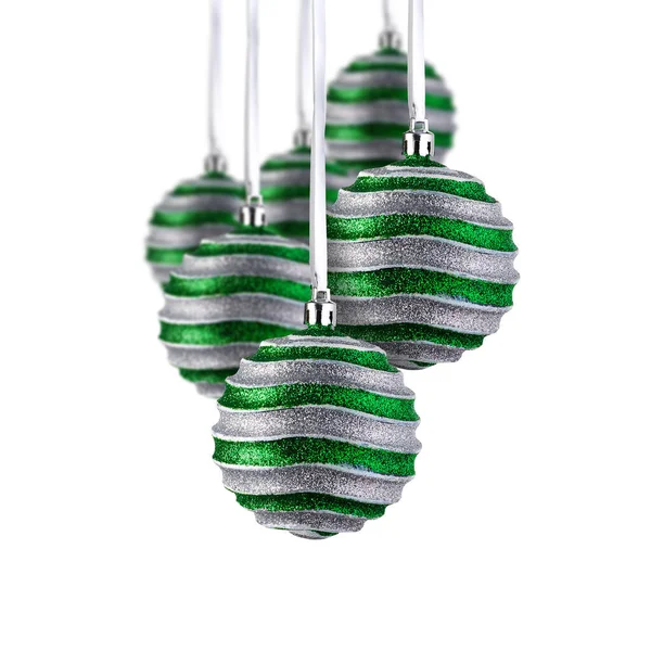 白い背景に吊るされた緑のクリスマスオーナメントのセット 白に隔離されたガラス又はプラスチック製のクリスマスツリーの装飾の構成 — ストック写真