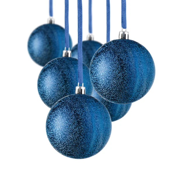Conjunto Adornos Azules Navidad Que Cuelgan Sobre Fondo Blanco Composición —  Fotos de Stock