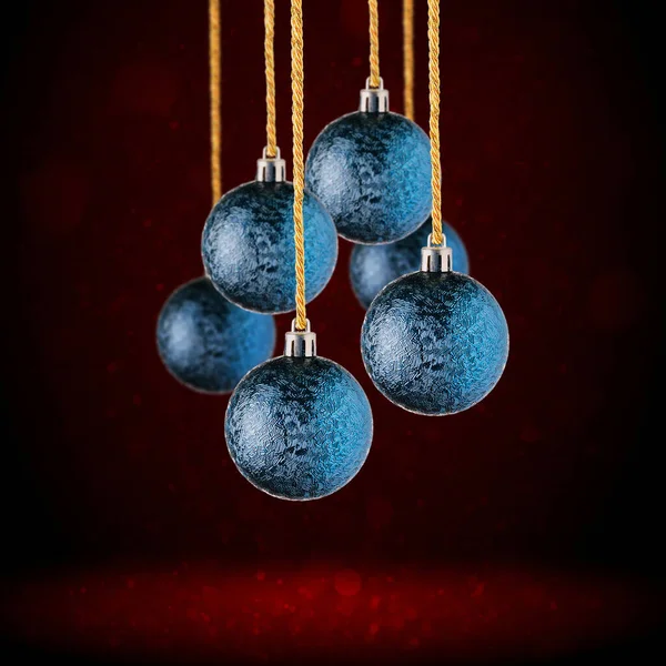 コピースペースにぶら下がっている赤いクリスマスツリーの装飾 ガラス製のクリスマスボールやプラスチック製の抽象的な濃い青の背景にぶら下がっている — ストック写真