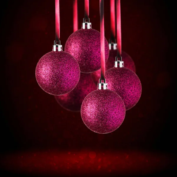コピースペースにぶら下がっている赤いクリスマスツリーの装飾 ガラス製のクリスマスボールやプラスチック製の抽象的な濃い赤の背景にぶら下がっている — ストック写真