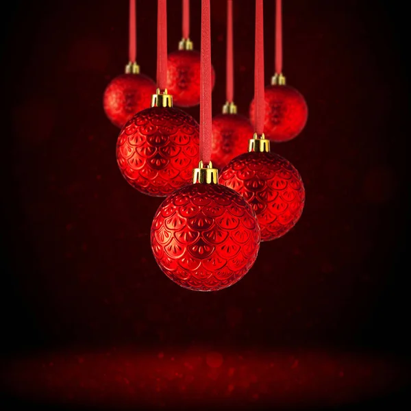 红色圣诞树饰物挂在复制空间 圣诞玻璃球或塑料球悬挂在抽象的深红色背景之上 — 图库照片