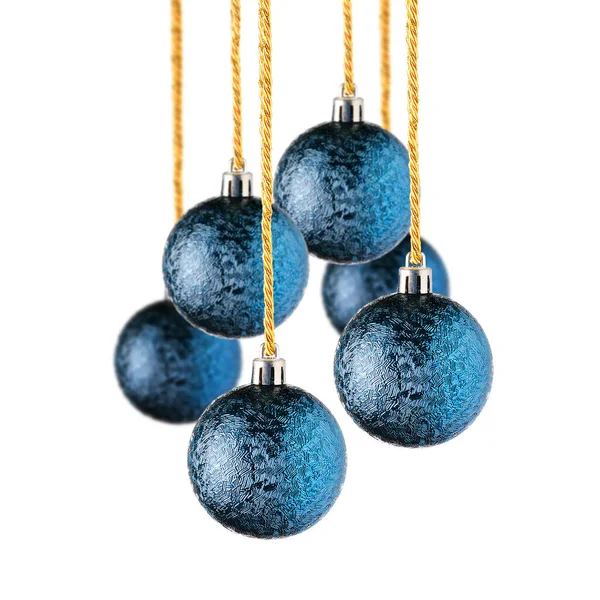 白い背景に吊るされた青いクリスマスオーナメントのセット 白に隔離されたガラス又はプラスチック製のクリスマスツリーの装飾の構成 — ストック写真