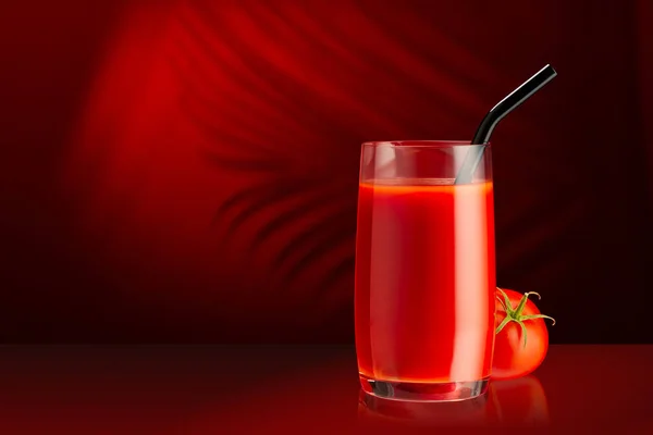 Bicchiere Succo Pomodoro Fresco Sfondo Rosso Con Spazio Copia Succo — Foto Stock