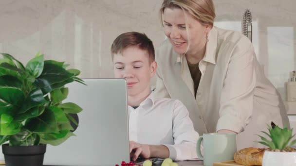 Happy Mother Son Have Healthy Breakfast Kitchen Home Happy Mother — Stock videók