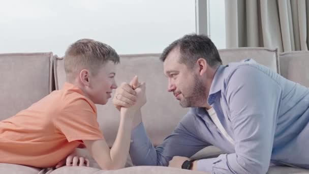 Handsome Young Father His Cute Son Competing Arm Wrestling While — Vídeo de Stock