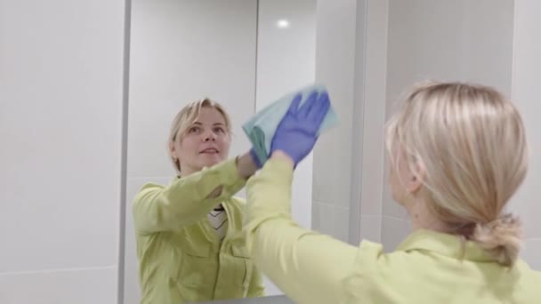 Firma Sprzątająca Hotelowa Pokojówka Mikrofibry Myjąca Lustro Koncepcja Usług Dla — Wideo stockowe