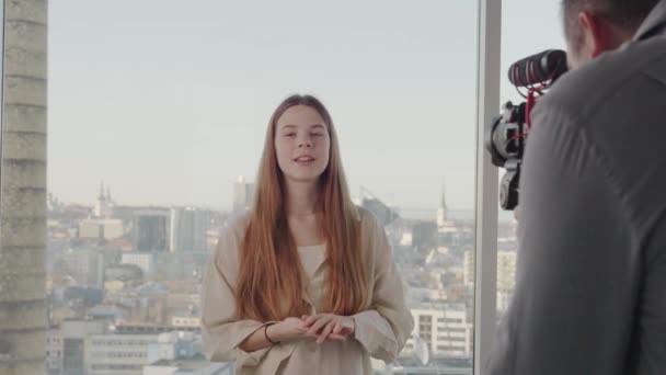 Young Girl Blogger Making Video Home Woung Teenager Vlogger Influencer — Vídeo de Stock