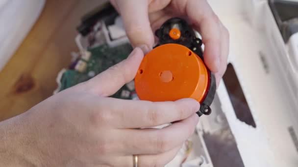 Reparatie Onderhoud Van Robot Stofzuigers Gedemonteerde Stofzuiger Voor Het Solderen — Stockvideo