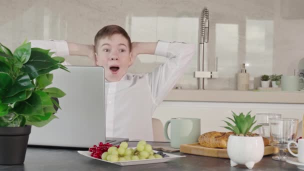 Young Boy Teenager Plays Notebook Breakfast Time Addiction Gadgets Breakfast — Stockvideo