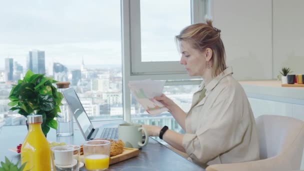 Woman Looking News Tablet Breakfast Time Addiction Gadgets Breakfast Work — Vídeo de stock
