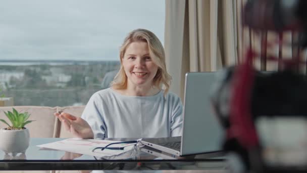 Beautiful Middle Aged Blond Woman Making Financial Investment Saving Money — Stock video