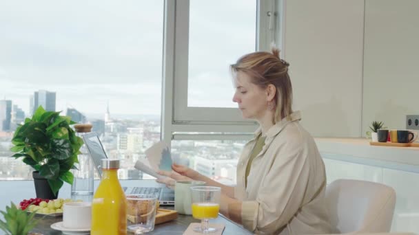Woman Looking News Tablet Breakfast Time Addiction Gadgets Breakfast Work — Stockvideo
