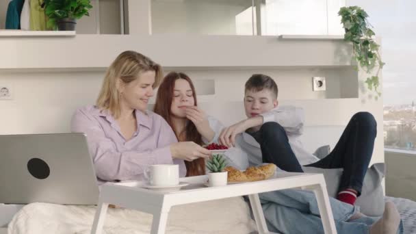 Μητέρα Τρώει Πρωινό Στο Κρεβάτι Παιδιά Της Την Ημέρα Της — Αρχείο Βίντεο