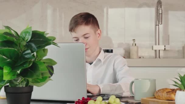 Young Boy Teenager Plays Notebook Breakfast Time Addiction Gadgets Breakfast — Wideo stockowe