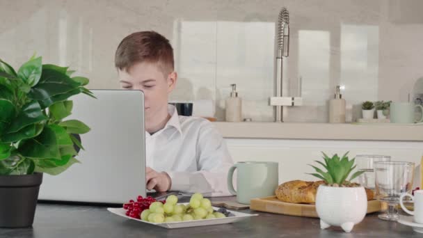 Молодий Хлопчик Підліток Грає Блокноті Під Час Сніданку Залежність Від — стокове відео