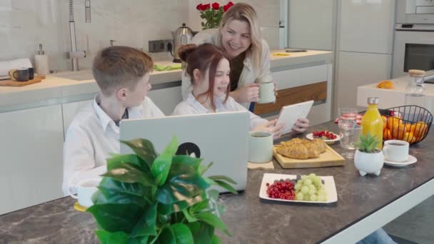 Молода Сім Школярами Розважається Під Час Сніданку Щаслива Сім Їсть — стокове відео