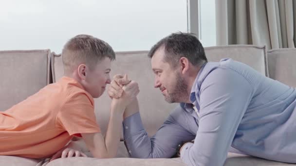 Schöner Junger Vater Und Sein Süßer Sohn Wetteifern Beim Armdrücken — Stockvideo
