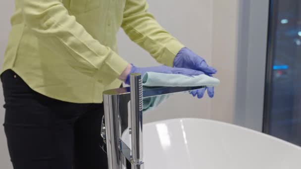 Temizlikçi Hanımı Otel Hizmetçisi Banyodaki Modern Krom Musluğu Temizliyor Temizlik — Stok video
