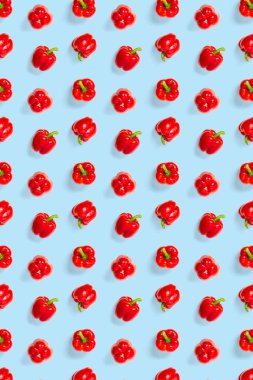 Bulgar kırmızı biberi mavi arka planda. Paprikadan arkaplan, düz yatay dikişsiz desen değil