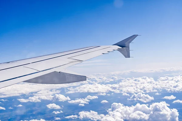 stock image Wing aircraft in altitude during flight. clear sky in sunny day. travel concept